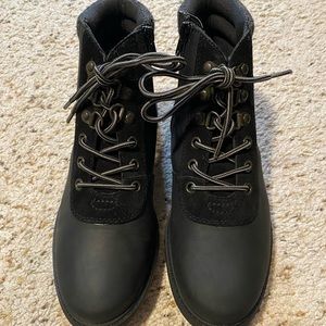 Clarks black boots size 7, in excelletn condition